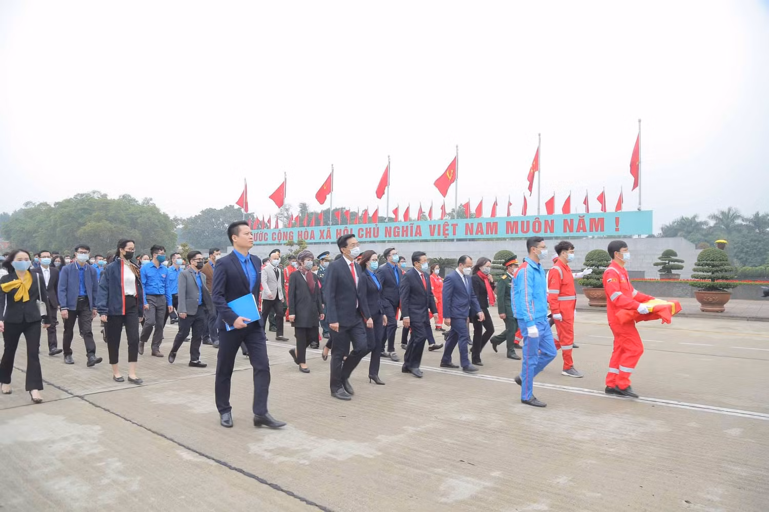 Hành trình Mùa Xuân từ những giếng dầu đưa lá cờ Tổ quốc đến với Quảng trường Ba Đình lịch sử Hành trình Mùa Xuân từ những giếng dầu đưa lá cờ Tổ quốc đến với Quảng trường Ba Đình lịch sử