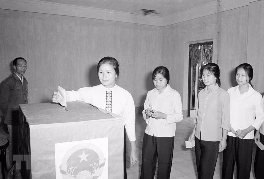 Sinh viên trường Đại học Nông nghiệp 3 (Bắc Thái) bầu cử đại biểu Quốc hội khóa VI (25/4/1976). (Ảnh: Vũ Hanh/TTXVN) Sinh viên trường Đại học Nông nghiệp 3 (Bắc Thái) bầu cử đại biểu Quốc hội khóa VI (25/4/1976). (Ảnh: Vũ Hanh/TTXVN)