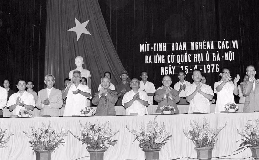 Tối 22/4/1976, tại Nhà hát Lớn Hà Nội, Ủy ban Mặt trận Tổ quốc và Ủy ban hành chính thành phố Hà Nội tổ chức mít tinh chào mừng cuộc Tổng tuyển cử, chào mừng các vị ứng cử đại biểu Quốc hội. Chủ tịch Tôn Đức Thắng, Phó Chủ tịch Nguyễn Lương Bằng, Chủ tịch Ủy ban Thường vụ Quốc hội Trường Chinh và Thủ tướng Phạm Văn Đồng tới dự. (Ảnh: Thế Trung/TTXVN) Tối 22/4/1976, tại Nhà hát Lớn Hà Nội, Ủy ban Mặt trận Tổ quốc và Ủy ban hành chính thành phố Hà Nội tổ chức mít tinh chào mừng cuộc Tổng tuyển cử, chào mừng các vị ứng cử đại biểu Quốc hội. Chủ tịch Tôn Đức Thắng, Phó Chủ tịch Nguyễn Lương Bằng, Chủ tịch Ủy ban Thường vụ Quốc hội Trường Chinh và Thủ tướng Phạm Văn Đồng tới dự. (Ảnh: Thế Trung/TTXVN)