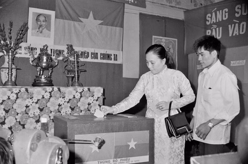 Bà Nguyễn Thị Bình, Bộ trưởng Ngoại giao Chính phủ cách mạng lâm thời Cộng hòa miền Nam Việt Nam bỏ phiếu tại hòm phiếu 176 phường Bình Tây, quận 6, Thành phố Sài Gòn (từ 2/7/1976 được đổi tên là Thành phố Hồ Chí Minh). (Ảnh: Huy Hoàng/TTXVN) Bà Nguyễn Thị Bình, Bộ trưởng Ngoại giao Chính phủ cách mạng lâm thời Cộng hòa miền Nam Việt Nam bỏ phiếu tại hòm phiếu 176 phường Bình Tây, quận 6, Thành phố Sài Gòn (từ 2/7/1976 được đổi tên là Thành phố Hồ Chí Minh). (Ảnh: Huy Hoàng/TTXVN)