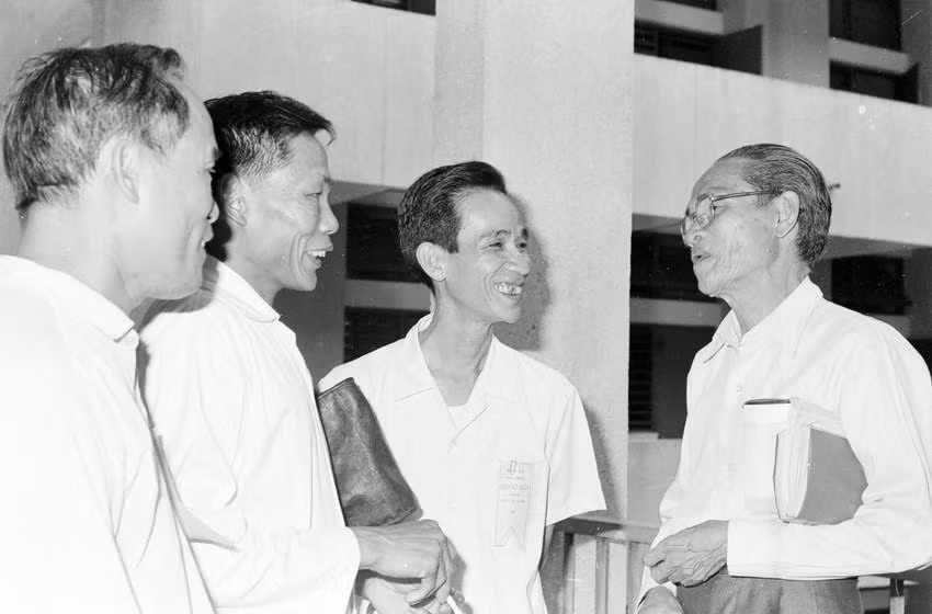 Ông Nguyễn Hữu Đính (đeo kính) - Chủ tịch Ủy ban Mặt trận Dân tộc giải phóng thành phố Huế, ứng cử viên đại biểu Quốc hội nói chuyện thân mật với các đại biểu cử tri. (Ảnh: TTXVN) Ông Nguyễn Hữu Đính (đeo kính) - Chủ tịch Ủy ban Mặt trận Dân tộc giải phóng thành phố Huế, ứng cử viên đại biểu Quốc hội nói chuyện thân mật với các đại biểu cử tri. (Ảnh: TTXVN)