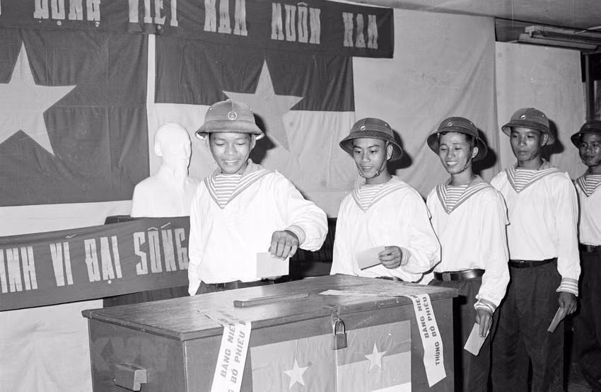 Cán bộ, chiến sỹ hải quân Hạm đội 147 tham gia bầu cử Quốc hội thống nhất, ngày 25/4/1976 tại hòm phiếu 512, khu vực 4 Thành phố Sài Gòn (từ 2/7/1976 được đổi tên là Thành phố Hồ Chí Minh). (Ảnh: Ngọc Đản/TTXVN) Cán bộ, chiến sỹ hải quân Hạm đội 147 tham gia bầu cử Quốc hội thống nhất, ngày 25/4/1976 tại hòm phiếu 512, khu vực 4 Thành phố Sài Gòn (từ 2/7/1976 được đổi tên là Thành phố Hồ Chí Minh). (Ảnh: Ngọc Đản/TTXVN)