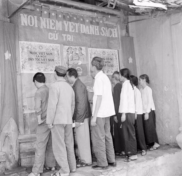 Nhân dân khối 35, khu phố 2, khu phố đông dân nhất thành phố Nam Định (Hà Nam Ninh) kiểm tra tên mình trong bảng danh sách cử tri. (Ảnh: Trần Phác/TTXVN) Nhân dân khối 35, khu phố 2, khu phố đông dân nhất thành phố Nam Định (Hà Nam Ninh) kiểm tra tên mình trong bảng danh sách cử tri. (Ảnh: Trần Phác/TTXVN)