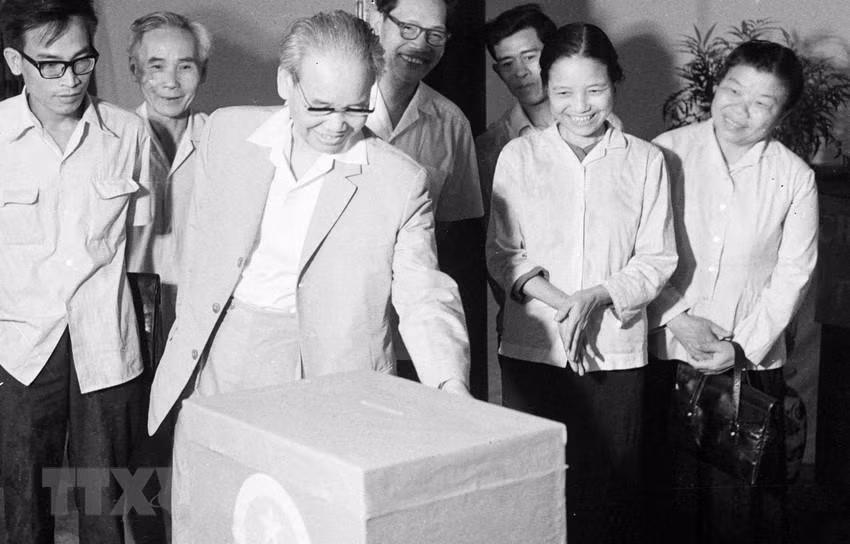 Sáng 23/4/1976, đồng chí Xuân Thủy, Bí thư Trung ương Đảng, Phó Chủ tịch Hội đồng bầu cử miền Bắc kiểm tra công tác chuẩn bị bầu cử tại khu vực bỏ phiếu số 2, Hà Nội. (Ảnh: Xuân Lâm/TTXVN) Sáng 23/4/1976, đồng chí Xuân Thủy, Bí thư Trung ương Đảng, Phó Chủ tịch Hội đồng bầu cử miền Bắc kiểm tra công tác chuẩn bị bầu cử tại khu vực bỏ phiếu số 2, Hà Nội. (Ảnh: Xuân Lâm/TTXVN)