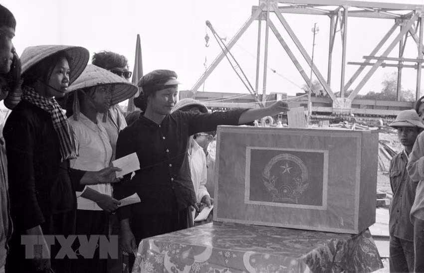 Công nhân Công ty Đường sắt 773 (Liên hiệp xí nghiệp cục Công trình 1 - Bộ Giao thông vận tải) đang xây dựng cầu Yên Xuân (Nghệ Tĩnh), tham gia bầu cử Quốc hội khóa VI tại công trường. (Ảnh: Lan Xuân/TTXVN) Công nhân Công ty Đường sắt 773 (Liên hiệp xí nghiệp cục Công trình 1 - Bộ Giao thông vận tải) đang xây dựng cầu Yên Xuân (Nghệ Tĩnh), tham gia bầu cử Quốc hội khóa VI tại công trường. (Ảnh: Lan Xuân/TTXVN)
