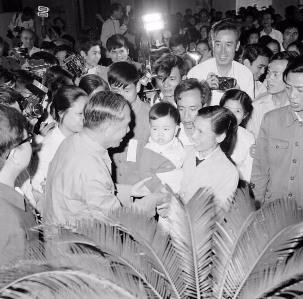 Sáng 25/4/1976, đồng chí Lê Duẩn, Bí thư thứ nhất Ban Chấp hành Trung ương Đảng đến bỏ phiếu tại hòm phiếu số 30, khu vực 1, Khu phố Ba Đình (Hà Nội) và nói chuyện thân mật với cử tri. (Ảnh: Văn Bảo/TTXVN) Sáng 25/4/1976, đồng chí Lê Duẩn, Bí thư thứ nhất Ban Chấp hành Trung ương Đảng đến bỏ phiếu tại hòm phiếu số 30, khu vực 1, Khu phố Ba Đình (Hà Nội) và nói chuyện thân mật với cử tri. (Ảnh: Văn Bảo/TTXVN)