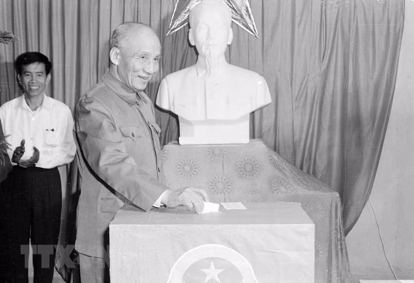 Sáng 25/4/1976, Phó Chủ tịch Nguyễn Lương Bằng bỏ phiếu tại khu vực bỏ phiếu số 1, Khu phố Hai Bà Trưng, khu vực bầu cử số 3 (Hà Nội). (Ảnh: Xuân Lâm/TTXVN) Sáng 25/4/1976, Phó Chủ tịch Nguyễn Lương Bằng bỏ phiếu tại khu vực bỏ phiếu số 1, Khu phố Hai Bà Trưng, khu vực bầu cử số 3 (Hà Nội). (Ảnh: Xuân Lâm/TTXVN)