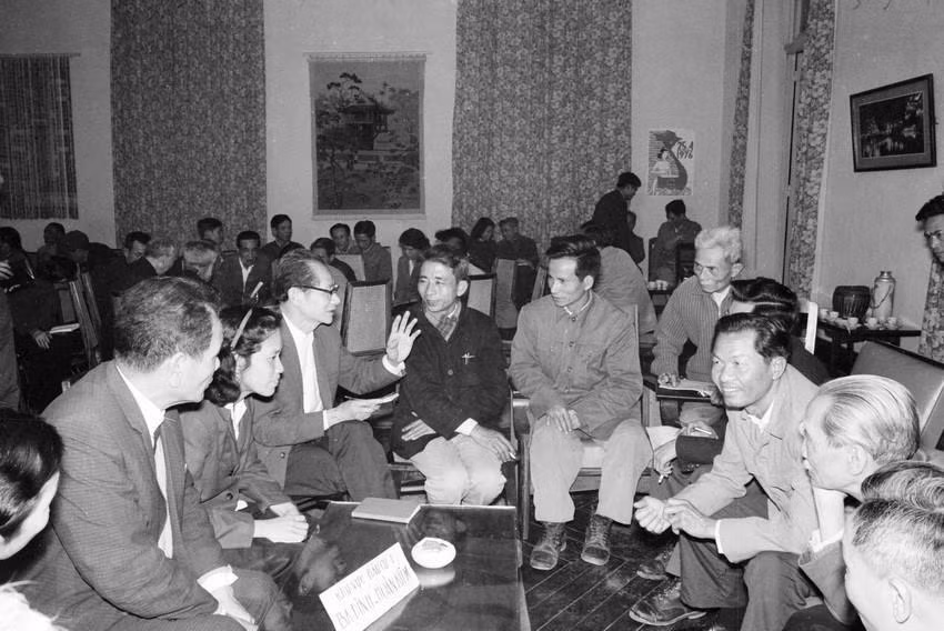 Các vị ứng cử đại biểu Quốc hội tại Hà Nội bàn chương trình tiếp xúc với cử tri. (Ảnh: TTXVN) Các vị ứng cử đại biểu Quốc hội tại Hà Nội bàn chương trình tiếp xúc với cử tri. (Ảnh: TTXVN)