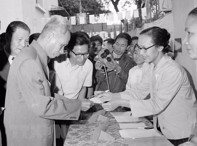 7h15 ngày 26/4/1976, Thủ tướng Phạm Văn Đồng đến bỏ phiếu tại khu vực bỏ phiếu số 13, tiểu khu Phan Đình Phùng, Khu Ba Đình, Hà Nội. (Ảnh: Kim Hùng/TTXVN) 7h15 ngày 26/4/1976, Thủ tướng Phạm Văn Đồng đến bỏ phiếu tại khu vực bỏ phiếu số 13, tiểu khu Phan Đình Phùng, Khu Ba Đình, Hà Nội. (Ảnh: Kim Hùng/TTXVN)