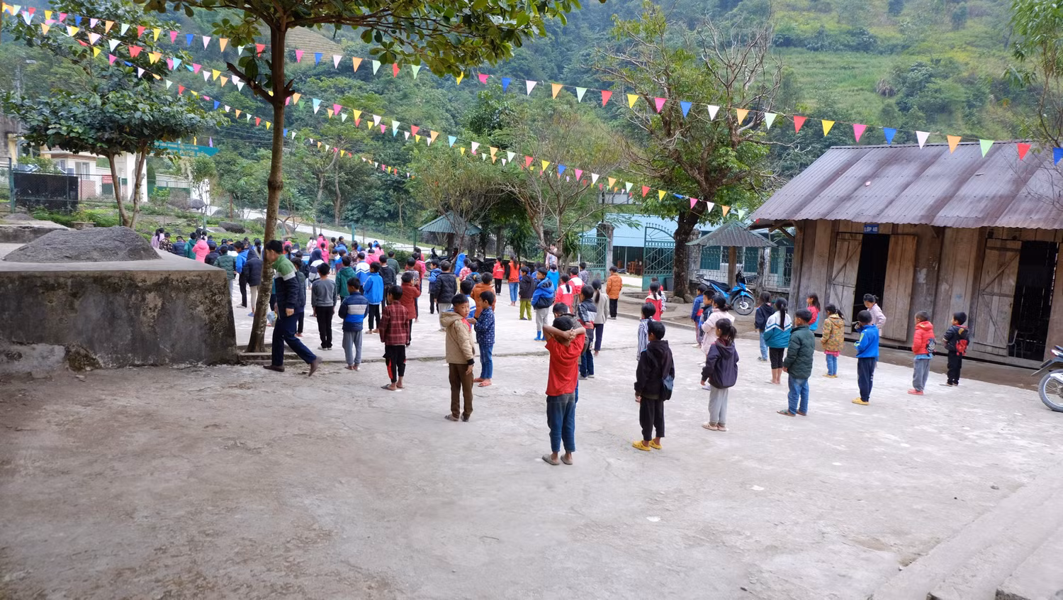 Giờ thể dục tại điểm trường Thò Ma (Trường Phổ thông dân tộc bán trú Tiểu học Pa Vệ Sử). Ảnh: L.C