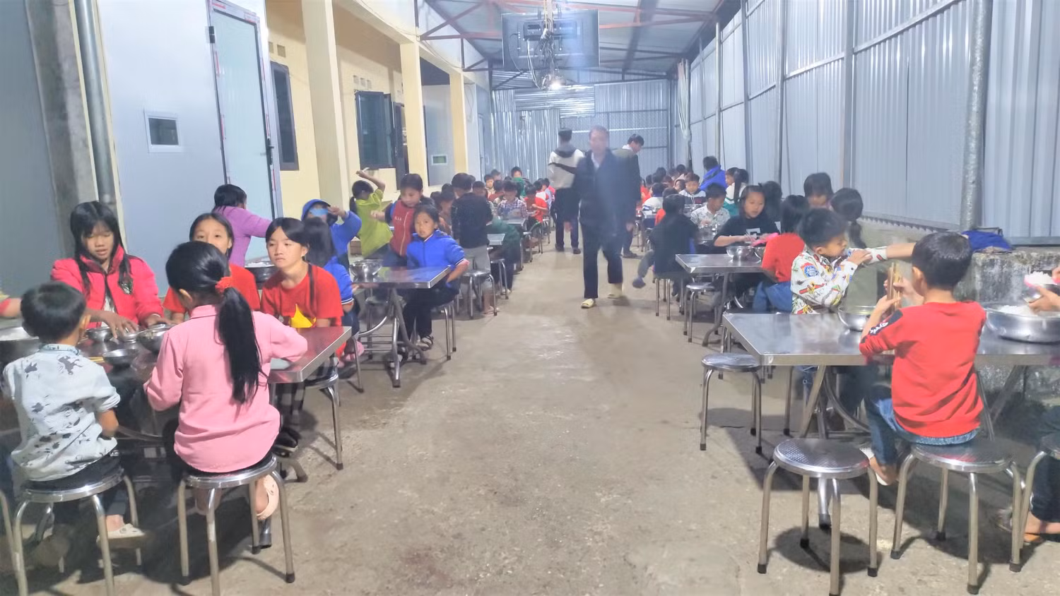 Giờ cơm bán trú ở điểm Thò Ma. Ảnh: L.C