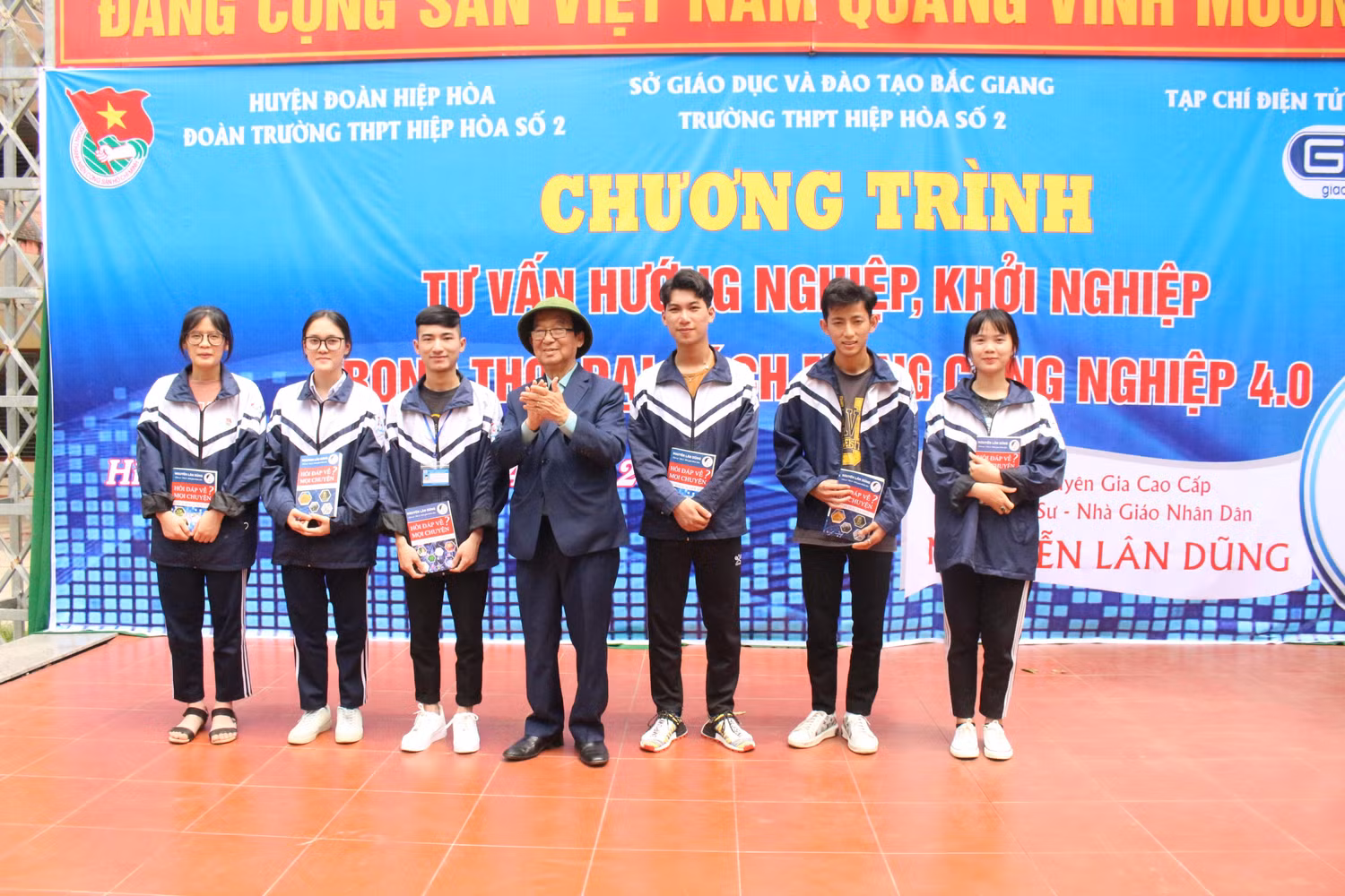 Các học sinh vui mừng nhận về món quà tri thức từ vị Giáo sư đáng kính. Ảnh: Trung Dũng.