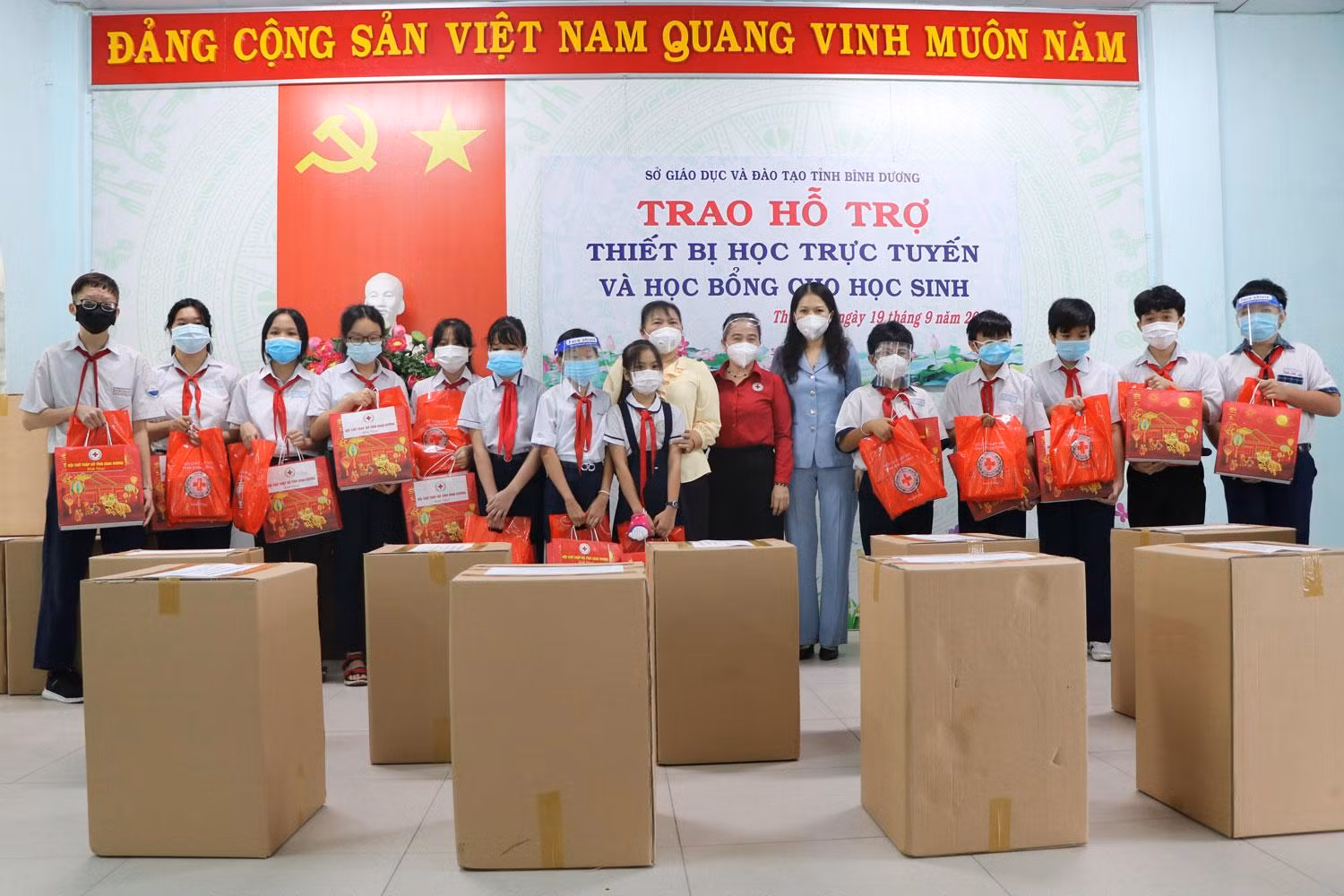 Học sinh nghèo ở thành phố Thuận An (Bình Dương) được nhận máy tính bàn và quà Trung thu. Ảnh: Hữu Đức Học sinh nghèo ở thành phố Thuận An (Bình Dương) được nhận máy tính bàn và quà Trung thu. Ảnh: Hữu Đức