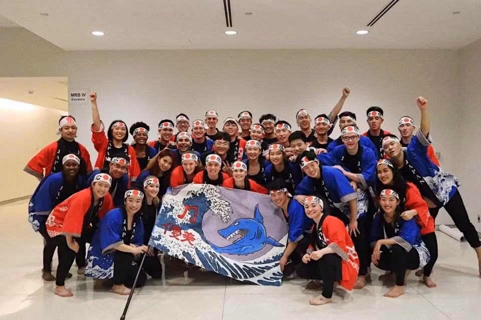 Nhật Minh tham gia biểu diễn điệu nhảy dân gian của Nhật Bản cùng các bạn sinh viên trong trường Đại học Vanderbilt. (Ảnh: Nhân vật cung cấp) Nhật Minh tham gia biểu diễn điệu nhảy dân gian của Nhật Bản cùng các bạn sinh viên trong trường Đại học Vanderbilt. (Ảnh: Nhân vật cung cấp)