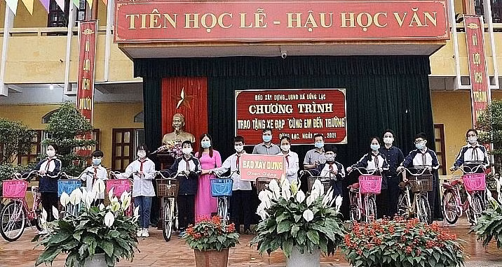 10 chiếc xe đạp được trao tặng cho các em học sinh có hoàn cảnh đặc biệt khó khăn tại xã Đồng Lạc (huyện Nam Sách, tỉnh Hải Dương).