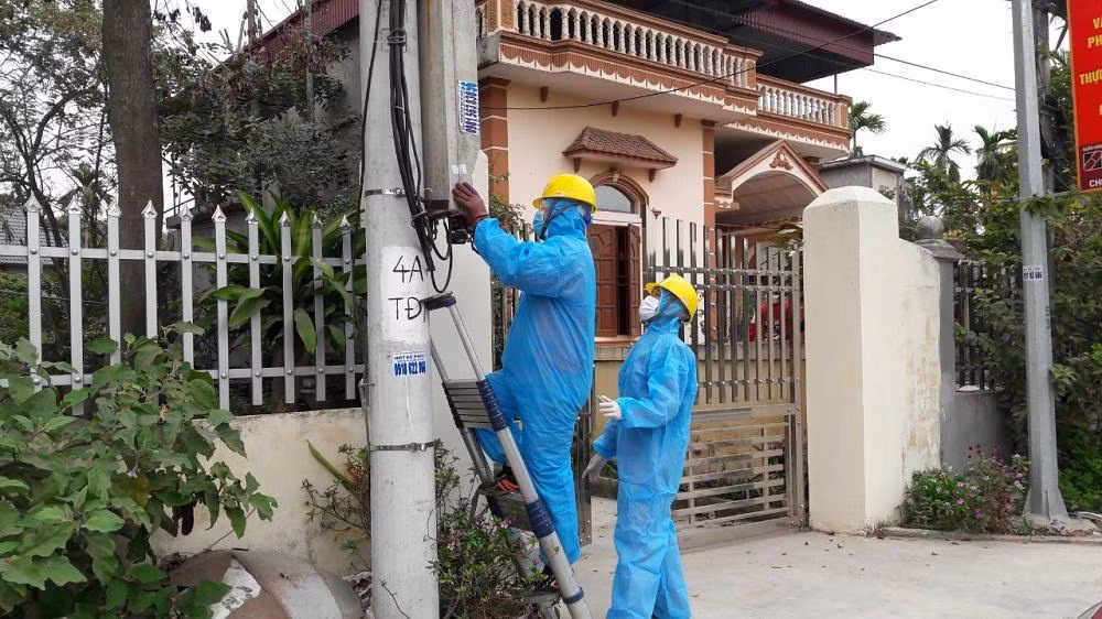 Công nhân điện lực Chí Linh sửa chữa điện cho khách hàng trong khu vực tâm dịch phường Cộng Hòa Công nhân điện lực Chí Linh sửa chữa điện cho khách hàng trong khu vực tâm dịch phường Cộng Hòa
