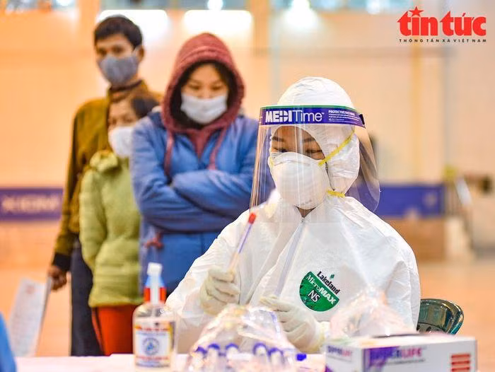 Lấy mẫu xét nghiệm sàng lọc COVID-19 cho người dân. (Ảnh: Trung Nguyên/TTXVN) Lấy mẫu xét nghiệm sàng lọc COVID-19 cho người dân. (Ảnh: Trung Nguyên/TTXVN)