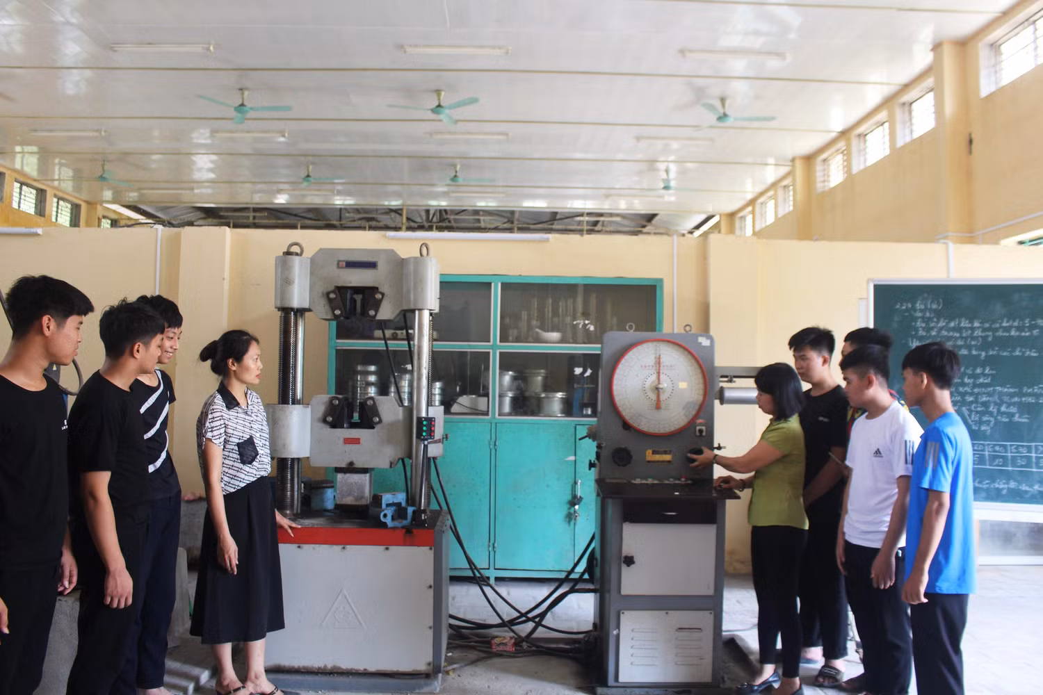 Để làm tốt việc vừa dạy văn hóa vừa dạy nghề cần có trang thiết bị thực hành đủ tiêu chuẩn theo yêu cầu ngành nghề (Ảnh: Nhà trường cung cấp) Để làm tốt việc vừa dạy văn hóa vừa dạy nghề cần có trang thiết bị thực hành đủ tiêu chuẩn theo yêu cầu ngành nghề (Ảnh: Nhà trường cung cấp)