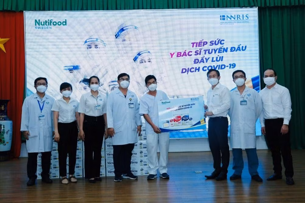 Hàng nghìn chai sữa Värna được trao tặng nhằm giúp các y bác sĩ và bệnh nhân tăng cường sức khỏe tại Đồng Nai