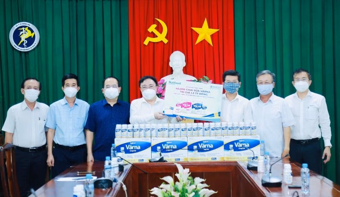 Đại diện lãnh đạo Sở Y tế tỉnh Đồng Nai tiếp nhận sản phẩm dinh dưỡng Värna được Nutifood trao tặng