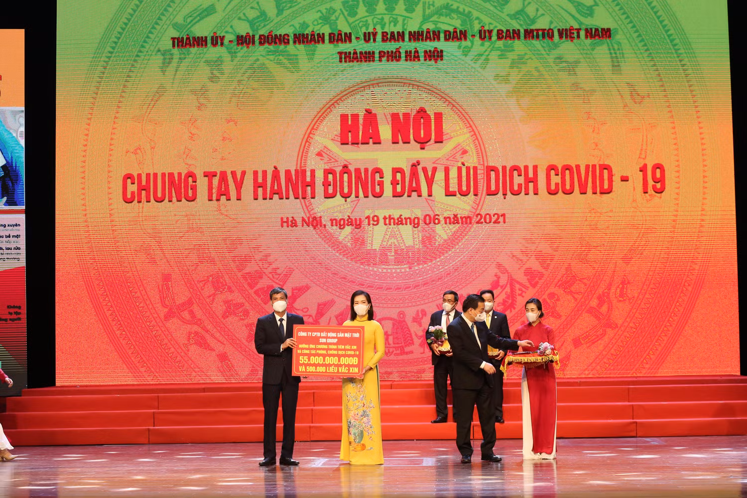 Tập đoàn Sun Group trao tặng Quỹ Vắc xin Hà Nội 55 tỷ đồng Tập đoàn Sun Group trao tặng Quỹ Vắc xin Hà Nội 55 tỷ đồng