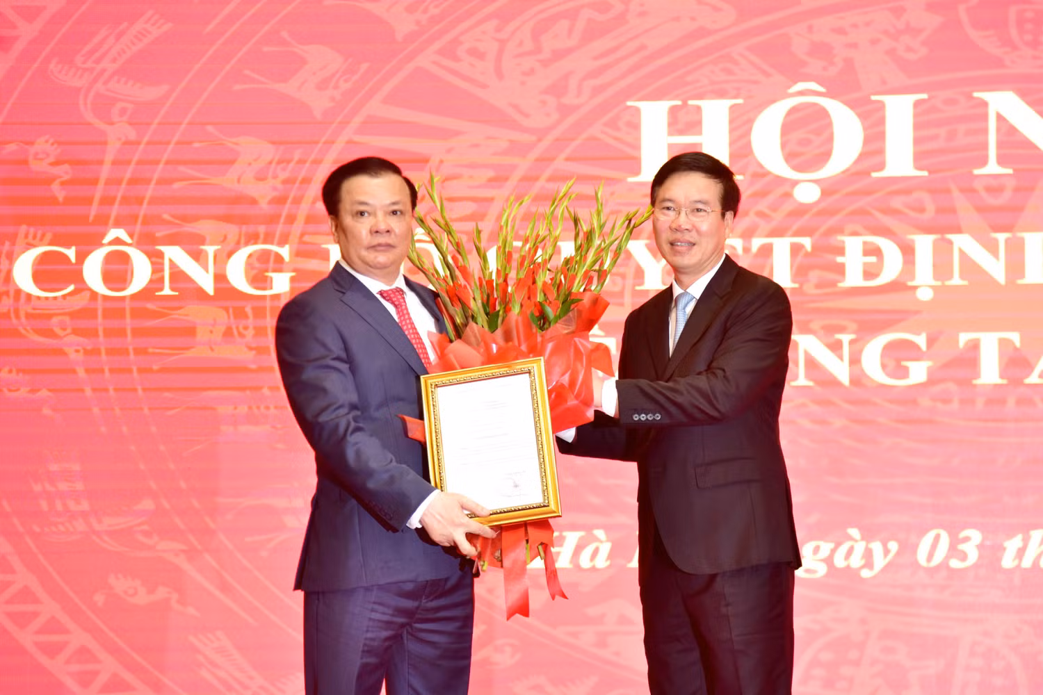 Thay mặt Bộ Chính trị, đồng chí Võ Văn Thưởng, Ủy viên Bộ Chính trị, Thường trực Ban Bí thư đã trao Quyết định cho đồng chí Đinh Tiến Dũng giữ chức Bí thư Thành ủy Hà Nội. Ảnh: VGP/Gia Huy