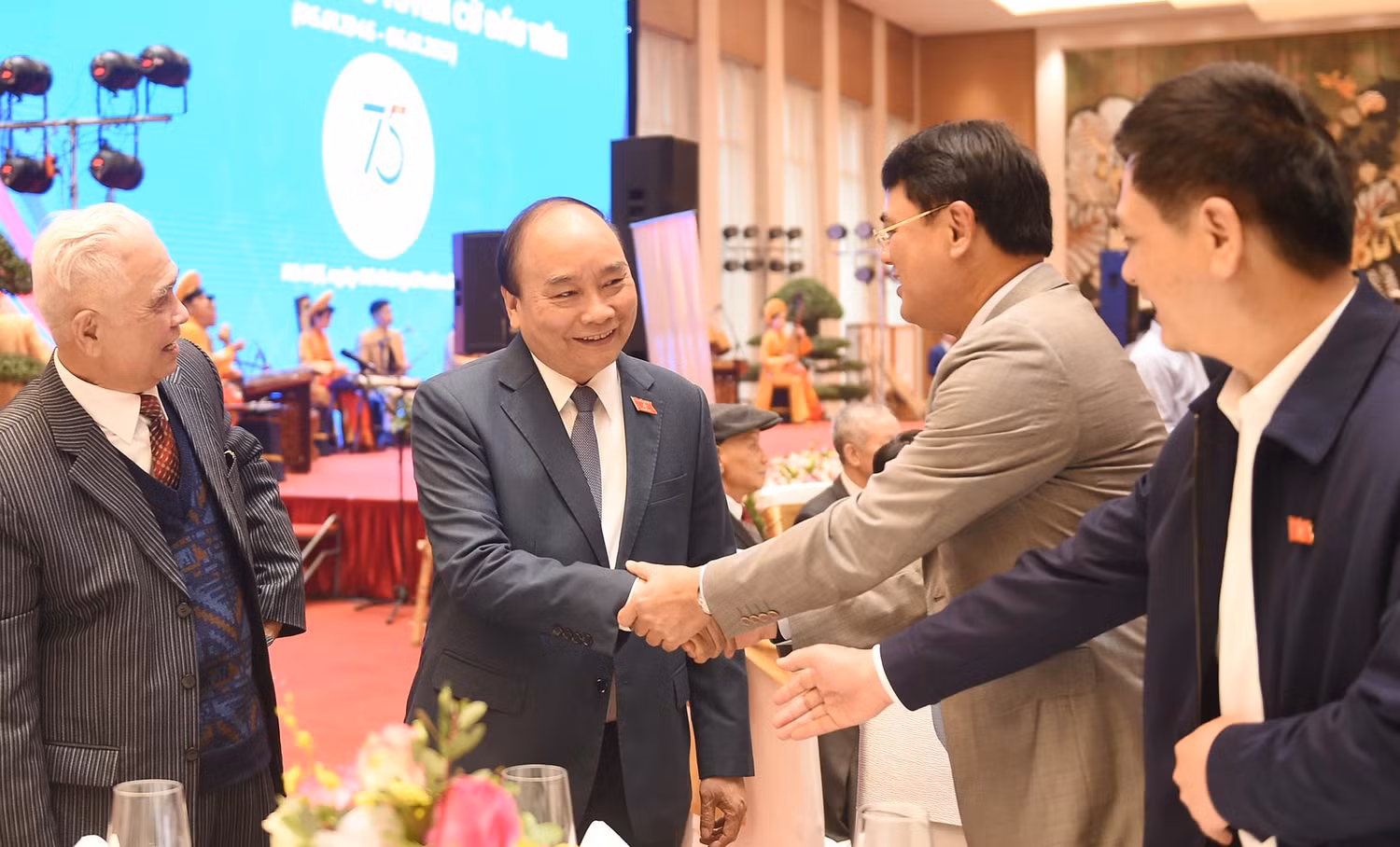 Thủ tướng Chính phủ Nguyễn Xuân Phúc cùng các đại biểu dự gặp mặt kỷ niệm 75 năm ngày Tổng tuyển cử đầu tiên. Ảnh: VGP/Quang Hiếu Thủ tướng Chính phủ Nguyễn Xuân Phúc cùng các đại biểu dự gặp mặt kỷ niệm 75 năm ngày Tổng tuyển cử đầu tiên. Ảnh: VGP/Quang Hiếu