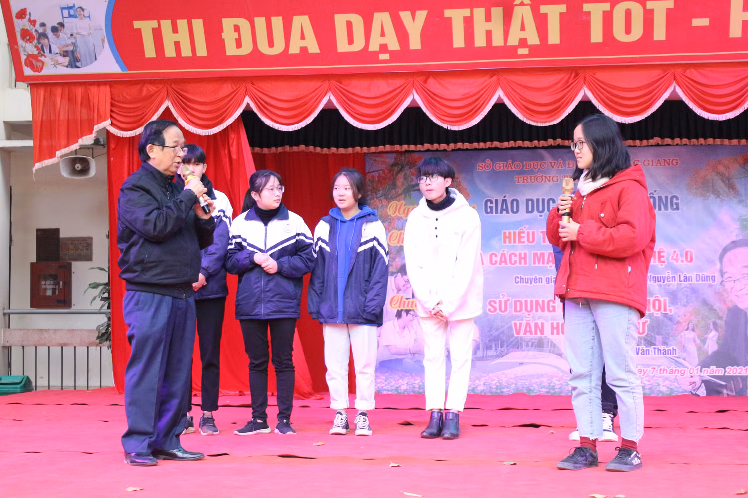 Giáo sư Nguyễn Lân Dũng Khuyên học sinh nên chăm lo học hành để báo hiếu cho mẹ cha (ảnh: Trung Dũng) Giáo sư Nguyễn Lân Dũng Khuyên học sinh nên chăm lo học hành để báo hiếu cho mẹ cha (ảnh: Trung Dũng)