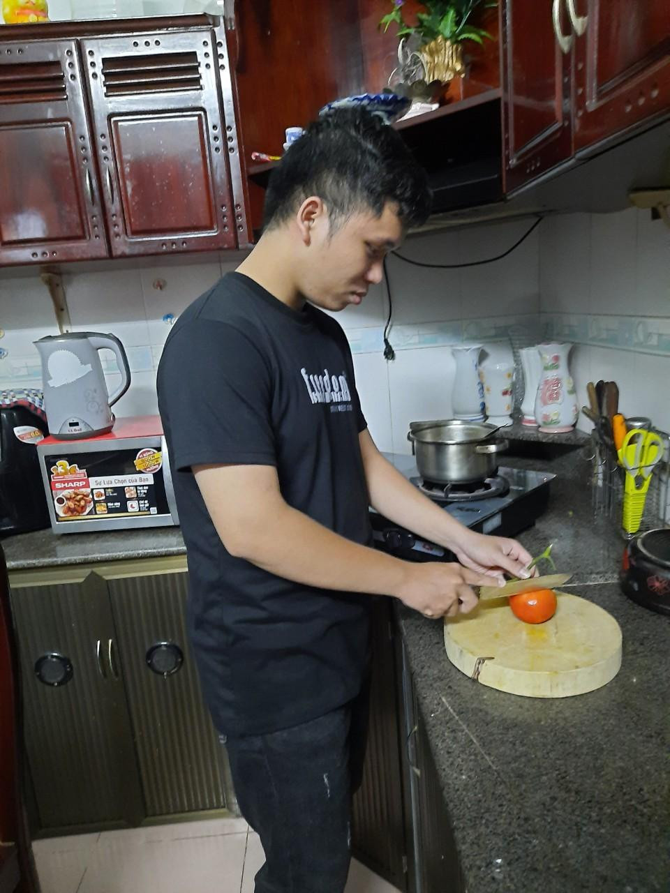 Với Trần Khánh Bằng tự phục vụ bản thân là điều cơ bản nhất để du học, nấu ăn cho mình và gia đình là niềm hạnh phúc.