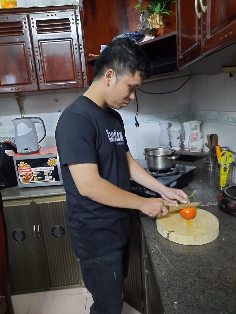 Với Trần Khánh Bằng tự phục vụ bản thân là điều cơ bản nhất để du học, nấu ăn cho mình và gia đình là niềm hạnh phúc.