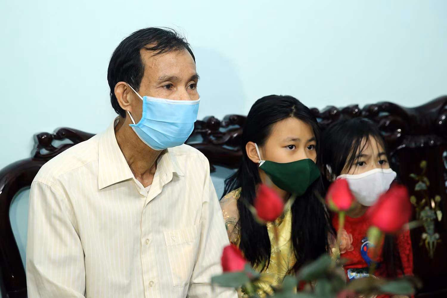 Các bậc ông bà, các cháu nhỏ xúc động khi được Phó Thủ tướng Vũ Đức Đam, đoàn cán bộ quân đội đến thăm, chúc Tết. Ảnh: VGP/Đình Nam Các bậc ông bà, các cháu nhỏ xúc động khi được Phó Thủ tướng Vũ Đức Đam, đoàn cán bộ quân đội đến thăm, chúc Tết. Ảnh: VGP/Đình Nam