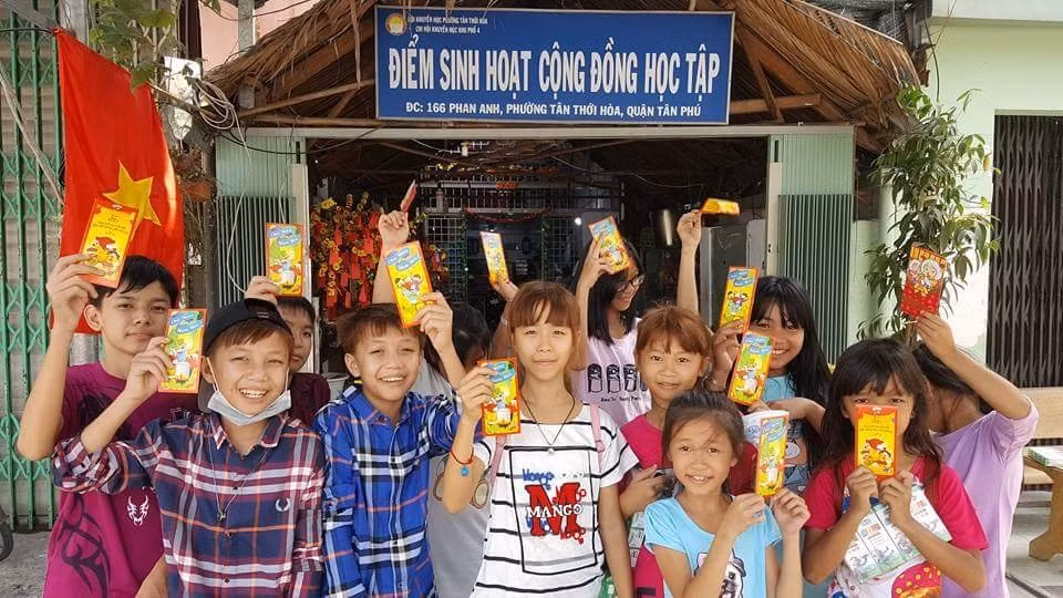Lớp học tình thương của ông giáo Hùng với những học sinh là trẻ lang thang, cơ nhỡ (Ảnh:Uông Ngọc)