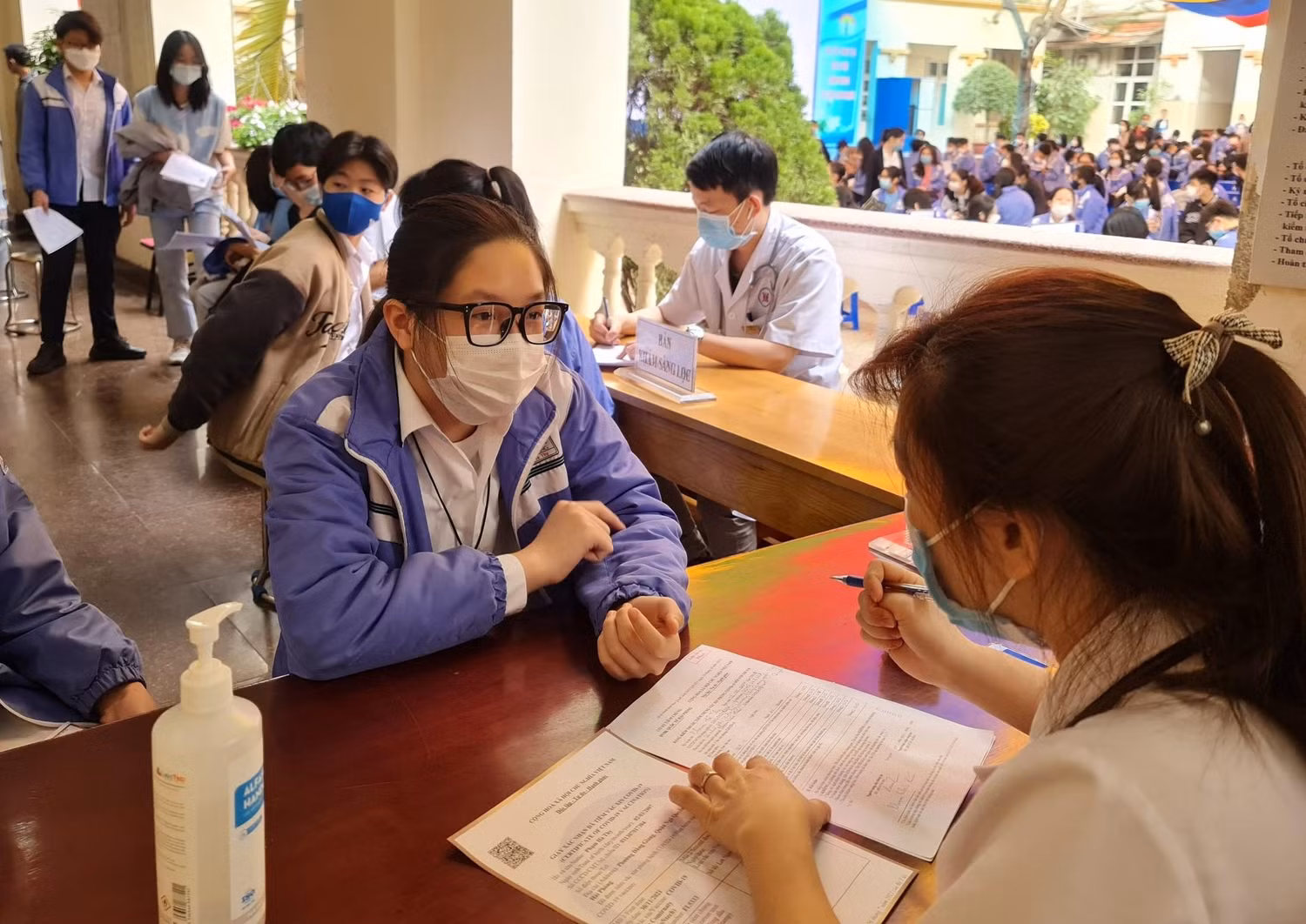Ghi nhận của phóng viên Tạp chí Điện tử Giáo dục Việt Nam tại các điểm tiêm cho thấy, việc tổ chức tiêm được bố trí trật tự. (Ảnh: Lã Tiến) Ghi nhận của phóng viên Tạp chí Điện tử Giáo dục Việt Nam tại các điểm tiêm cho thấy, việc tổ chức tiêm được bố trí trật tự. (Ảnh: Lã Tiến)