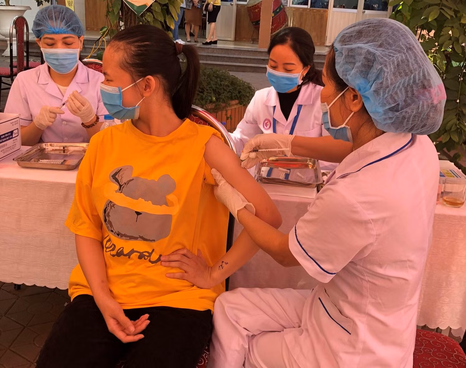Trường Trung học cơ sở Tô Hiệu (quận Lê Chân, Hải Phòng) tổ chức tiêm cho 1.304 học sinh các khối 7, 8, 9. Tính đến ngày 30/11, quận Lê Chân có 11693/12443 học sinh hoàn thành tiêm mũi 1 vắc xin phòng Covid-19. Số còn lại là học sinh thuộc diện F1, F2 và khi khám sàng lọc chưa đủ điều kiện tiêm (Ảnh: Lã Tiến) Trường Trung học cơ sở Tô Hiệu (quận Lê Chân, Hải Phòng) tổ chức tiêm cho 1.304 học sinh các khối 7, 8, 9. Tính đến ngày 30/11, quận Lê Chân có 11693/12443 học sinh hoàn thành tiêm mũi 1 vắc xin phòng Covid-19. Số còn lại là học sinh thuộc diện F1, F2 và khi khám sàng lọc chưa đủ điều kiện tiêm (Ảnh: Lã Tiến)