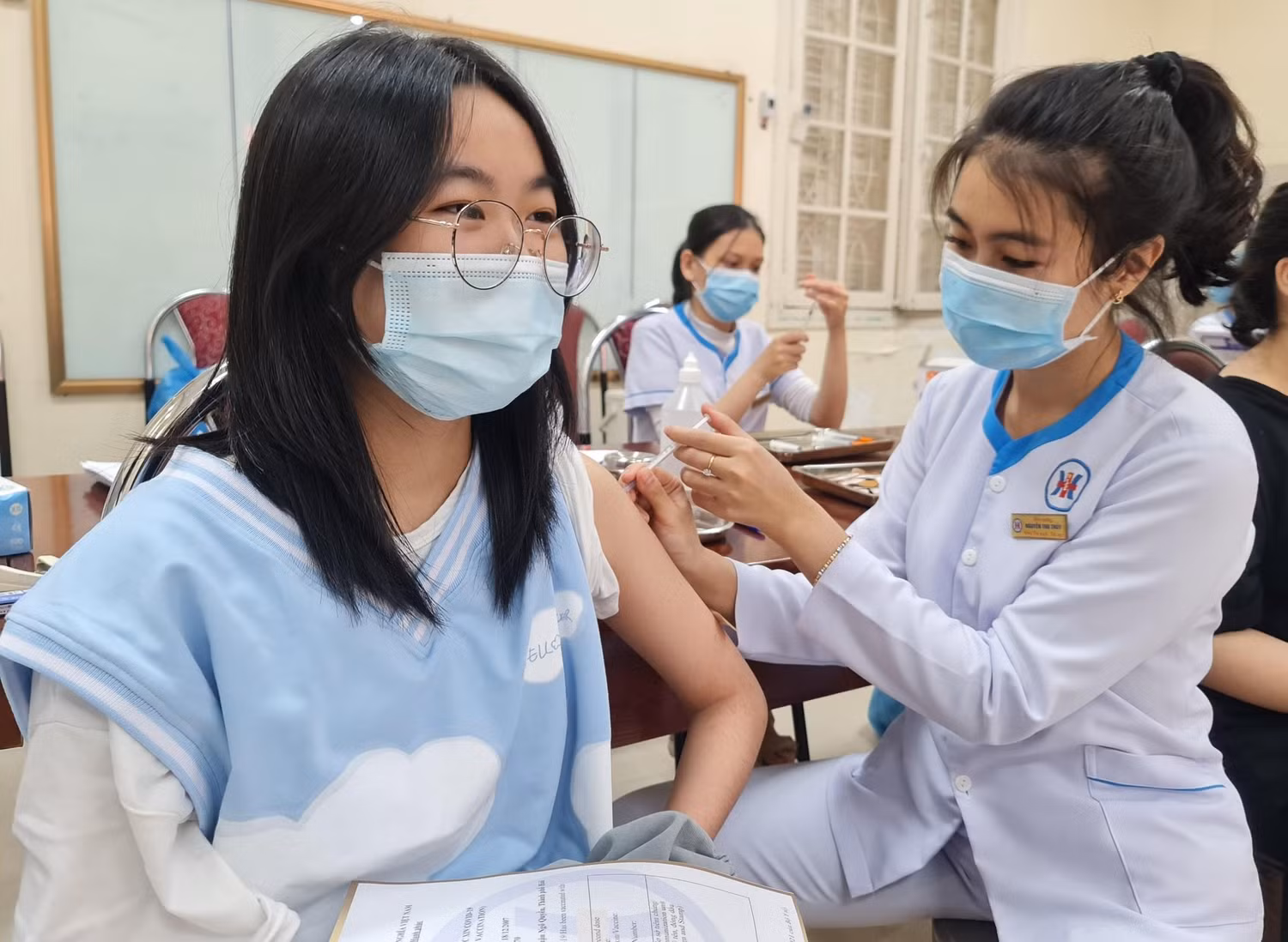 Trước đó vào ngày 29/11, quận Hồng Bàng tổ chức tiêm cho 6/8 trường trung học cơ sở. Theo số liệu đến ngày 30/11, có 2888/3066 học sinh trung học cơ sở trên địa bàn quận Hồng Bàng đã được tiêm (đạt 94% số học sinh đăng ký tiêm). Hiện, còn 178 học sinh chưa tiêm với lý do ốm, đang dùng kháng sinh và chưa đủ tuổi (ảnh: Lã Tiến) Trước đó vào ngày 29/11, quận Hồng Bàng tổ chức tiêm cho 6/8 trường trung học cơ sở. Theo số liệu đến ngày 30/11, có 2888/3066 học sinh trung học cơ sở trên địa bàn quận Hồng Bàng đã được tiêm (đạt 94% số học sinh đăng ký tiêm). Hiện, còn 178 học sinh chưa tiêm với lý do ốm, đang dùng kháng sinh và chưa đủ tuổi (ảnh: Lã Tiến)