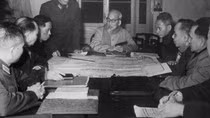 Bác Hồ cùng các uỷ viên Bộ Chính trị họp bàn chiến dịch Tết Mậu Thân 1968. Ảnh tư liệu.