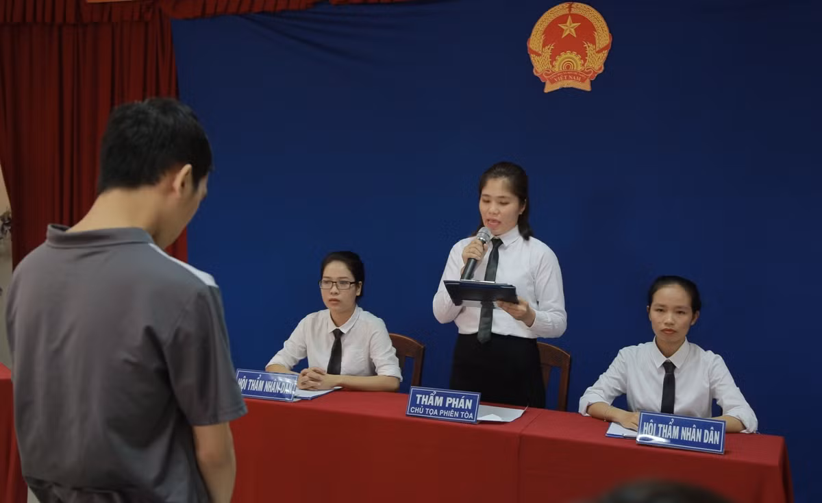 Một phiên tòa giả định do các sinh viên Luật trường Đại học Duy Tân tổ chức công phu, gắn liền với ứng dụng thực tiễn. Ảnh: AN