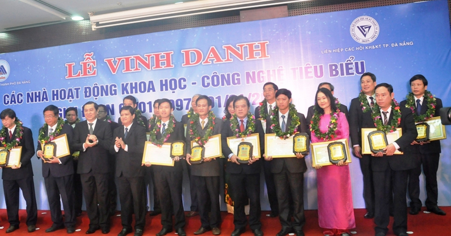 Đà Nẵng vinh danh 20 nhà khoa học tiêu biểu, có nhiều đóng góp cho sự phát triển của thành phố. Ảnh: AN