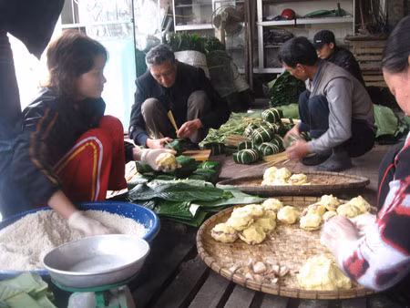 Mỗi ngày một cơ sở ở Tranh Khúc ra lò 3.000 – 4.000 chiếc bánh