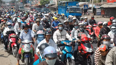 Rừng người chen chúc chờ qua cầu Trà Lọt, huyện Cái Bè (Tiền Giang) Rừng người chen chúc chờ qua cầu Trà Lọt, huyện Cái Bè (Tiền Giang)