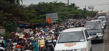 Dòng xe kéo dài trên đường tránh thành phố Tân An (đoạn gần cầu Tân An, Long An) Dòng xe kéo dài trên đường tránh thành phố Tân An (đoạn gần cầu Tân An, Long An)