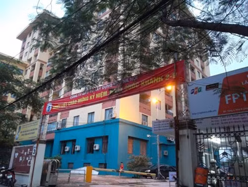Phía trong vẫn "Chúc mừng năm mới", may mà ngoài cổng còn nhớ treo băng rôn mừng 2/9. Phía trong vẫn "Chúc mừng năm mới", may mà ngoài cổng còn nhớ treo băng rôn mừng 2/9.
