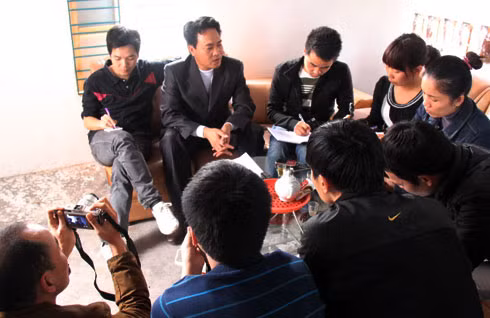 Ông Kết (thứ hai từ trái sang) trả lời báo chí. Ảnh: Hà Anh.