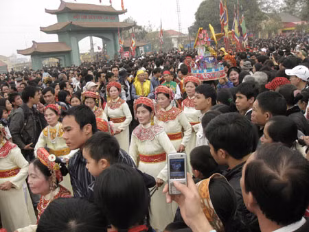 Vây quanh đoàn rước. Vây quanh đoàn rước.