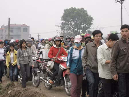 Không đi nổi xe, nhiều người chọn phương án đi bộ để vào hội. Không đi nổi xe, nhiều người chọn phương án đi bộ để vào hội.