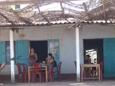 Các cô gái đang chờ đợi khách. (ảnh: Vietnamnet)