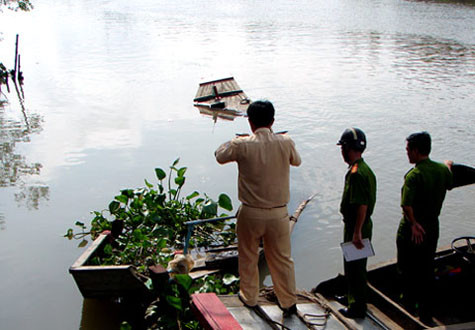 Tối 15/5, ghe chở gạch của anh Thắng lưu thông từ hướng cầu Bình Thủy về phía vàm Rạch Cam (quận Bình Thủy, Cần Thơ) để giao hàng. Khi đi ngang qua khu vực 6 phường Bình Thủy, trụ bêtông cạnh một cột sắt án ngữ giữa lòng sông đổ xuống và rơi trúng người chị Hạnh, khiến chị tử vong. Chiếc ghe chở hàng sau đó bị lật, cháu Hằng rơi ra ngoài và bị nước cuốn đi trong đêm tối