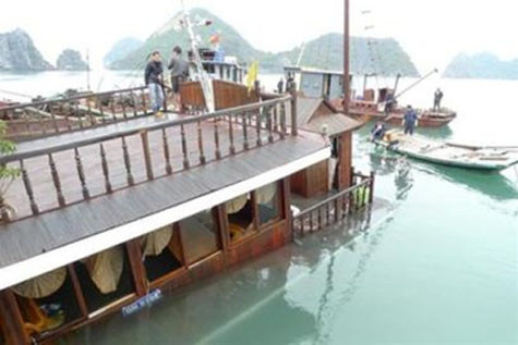 Vụ chìm tàu du lịch mang số hiệu QN5198 trên đảo Ti-tốp (Vịnh Hạ Long) sáng 17/2/2011 khiến 27 người trên tàu gặp nạn. Trong số 27 người đó, có 19 du khách nước ngoài đến từ 11 quốc gia, 2 du khách người Việt Nam và 6 thuyền viên trên tàu. 10 du khách nước ngoài và 2 du khách người Việt thiệt mạng, 15 người còn lại được cứu sống.