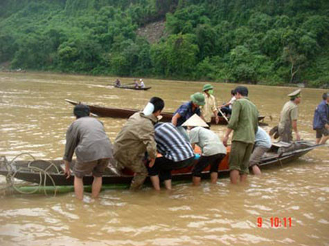 Chiếc đò chở hơn 30 học sinh từ bản Chôm Lôm, xã Lạng Khê, Con Cuông (Nghệ An) vượt sông Lam đưa các em sang trường THCS đã bị chìm lúc gần 7h sáng 7/10/2006. Chỉ có gần chục em thoát chết, 19 em khác (15 học sinh nữ, 4 nam) bị nước cuốn trôi.