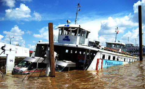 Vào hồi 1h20 phút ngày 23/9/2010, một vụ tai nạn đường thủy nghiêm trọng xảy ra tại phà Vàm Cống làm chìm 9 xe ô tô, mô tô. Nhờ tổ chức cứu hộ kịp thời nên 50 hành khách trên phà vẫn an toàn.